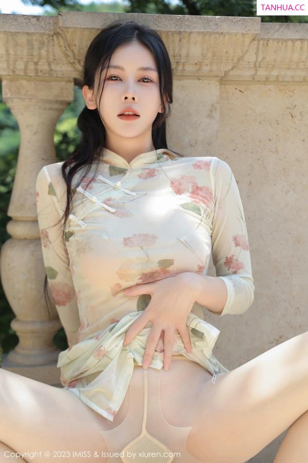 尹甜甜  [XiuRen]高清写真图 2023.08.01 No.7168 尹甜甜 旗袍美腿第17张图片